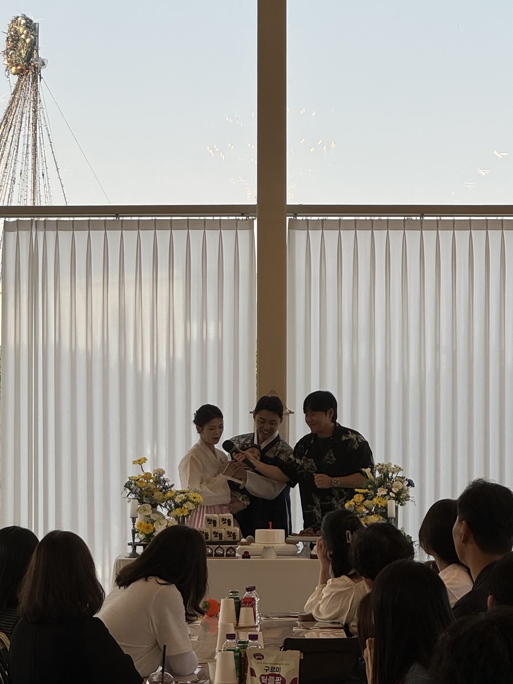메이데이에서 행사 사회를 진행하는 이세진 대표